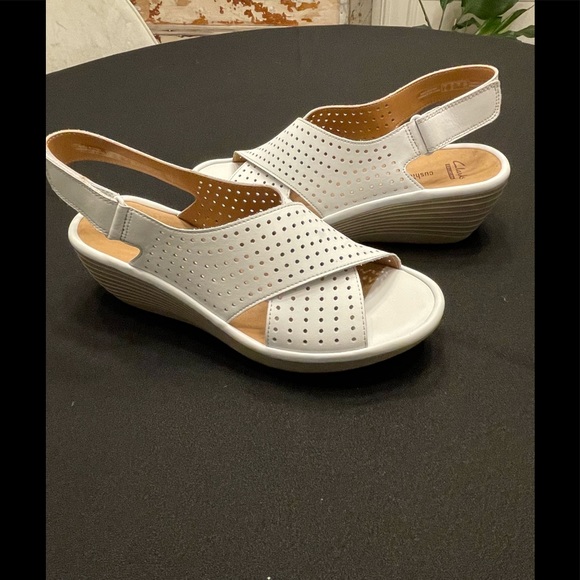 Clarks Unstructured Capri Step White Leather Sandals Size - 9.5 NWOT - Picture 1 of 5